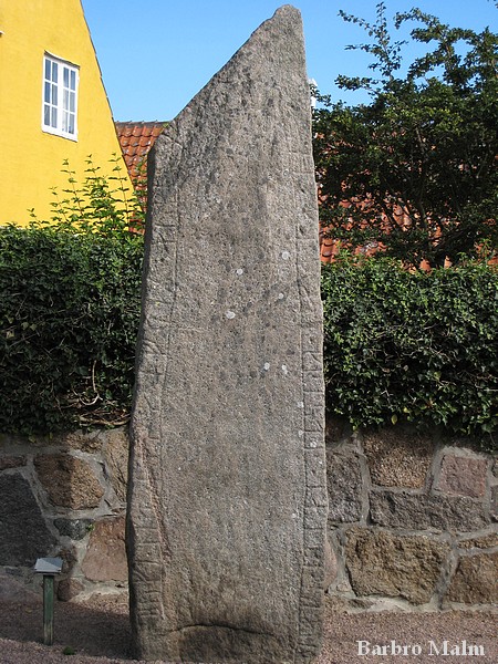 Runsten utanfr Svaneke kyrka p Bornholm